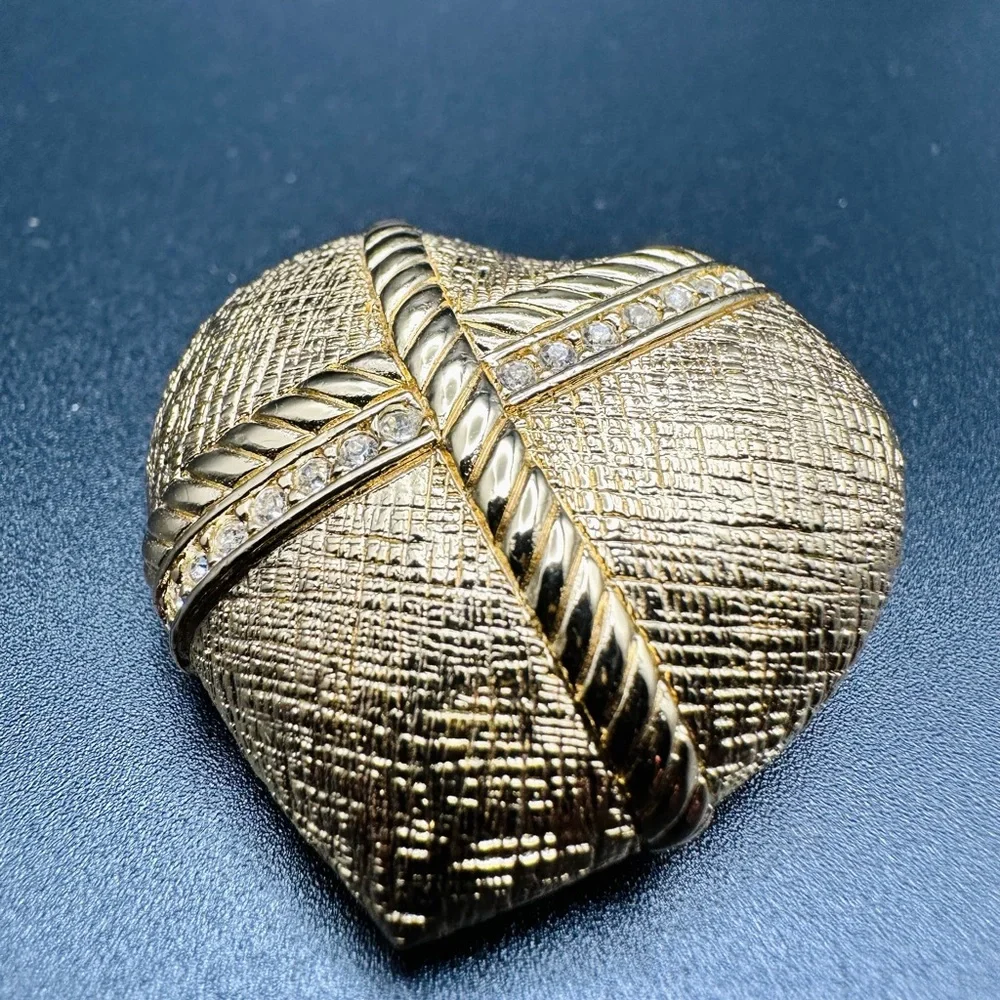 Vintage Christian Dior Roped Heart Gold Tone Brooch with Swarovski crystals - Picture 9 of 12